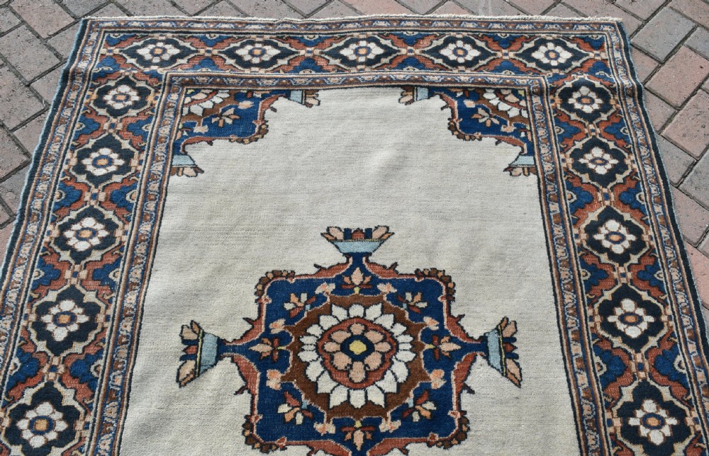 Antique Doroush rug. 172x132cm View III