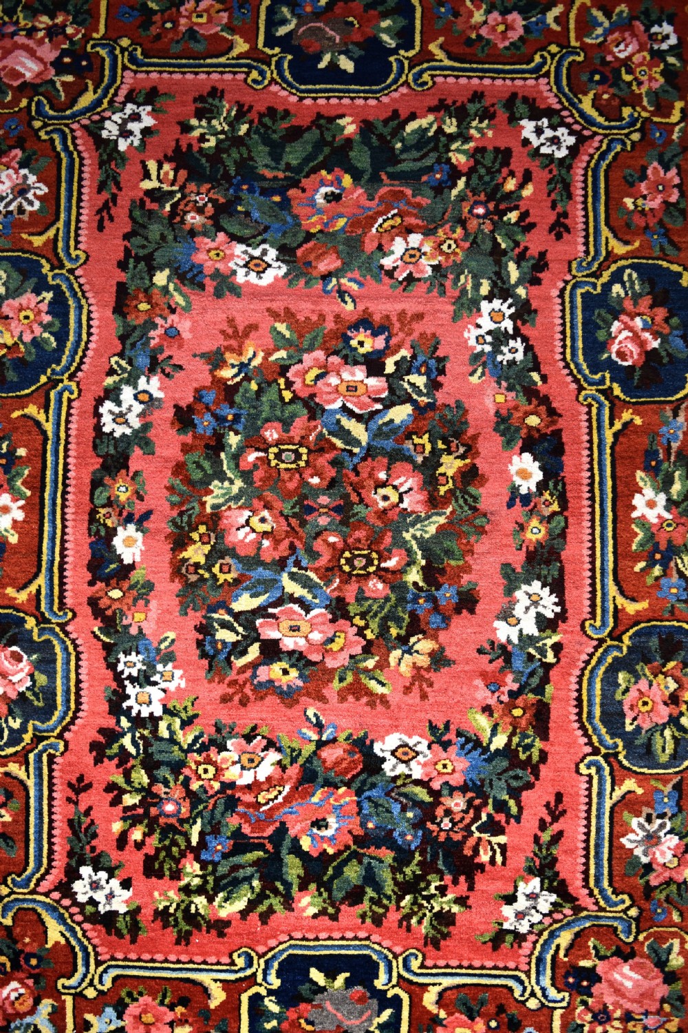 Fine Old Baktiari rug 195x151cm View VI