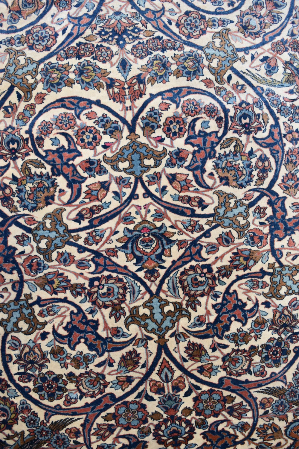 An antique Isfahan prayer rug 207x145 cm View IV