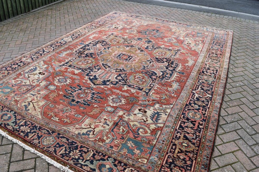Good antique Heriz carpet 390x297cm