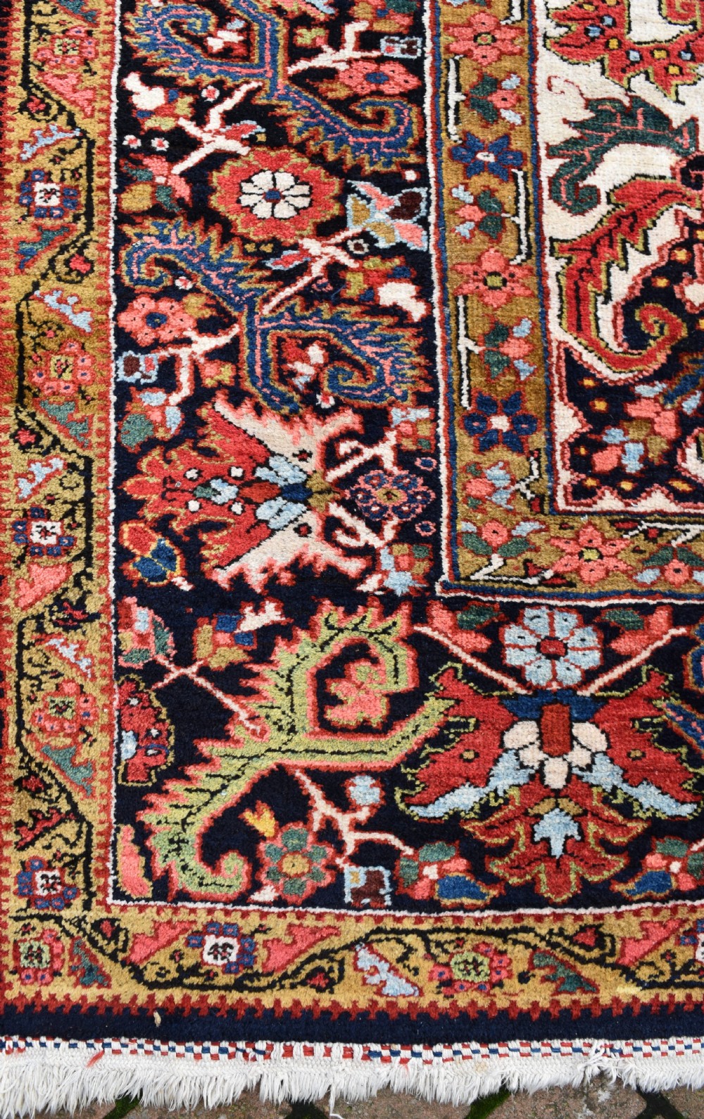 Old Heriz roomsize carpet 340x240 cm View X