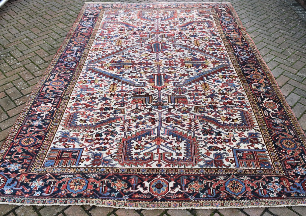 antique ivory ground Heriz carpet 326x219 cm