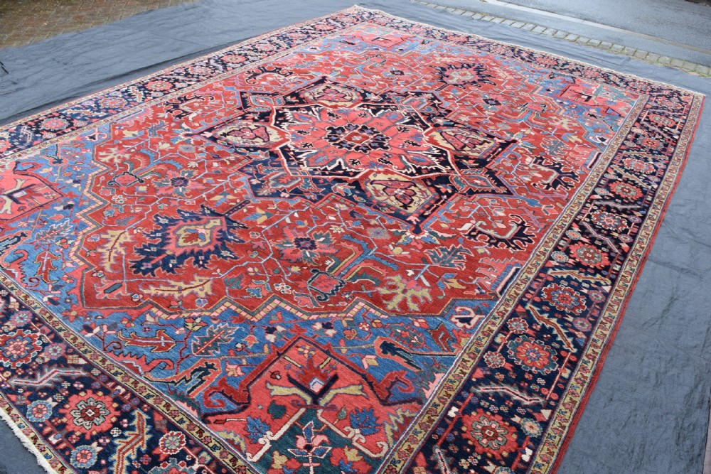 A very large antique Heriz roomsize carpet 430x315cm View IV