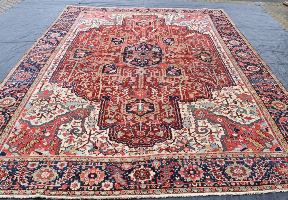 An unusual antique roomsize Heriz carpet  410x293cm View II