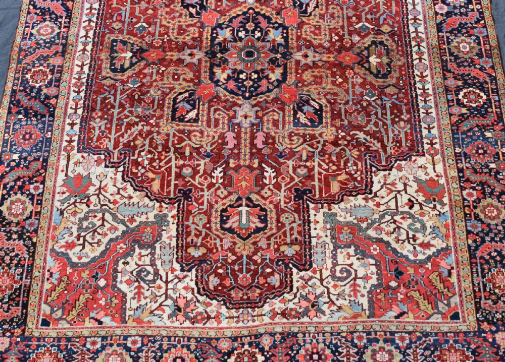 An unusual antique roomsize Heriz carpet  410x293cm View IV