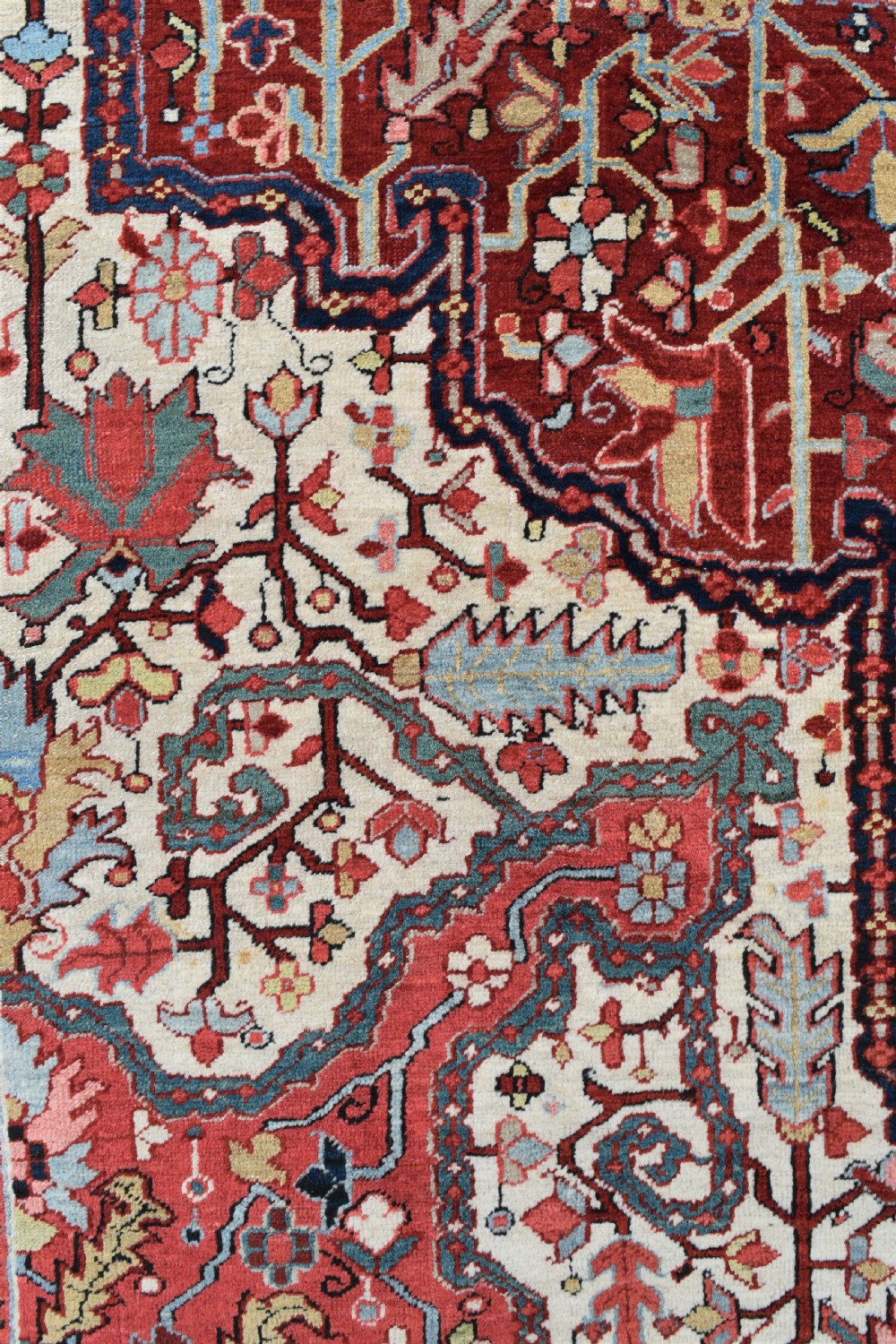 An unusual antique roomsize Heriz carpet  410x293cm View VI