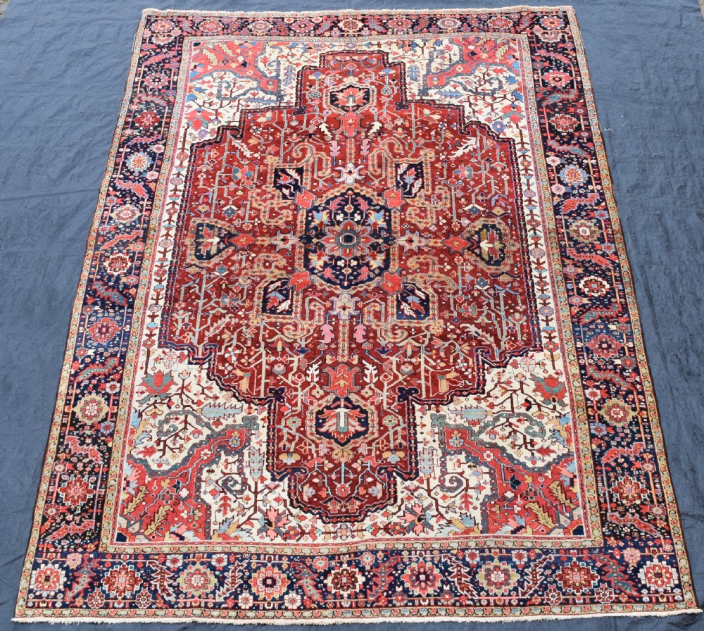 An unusual antique roomsize Heriz carpet  410x293cm View VII