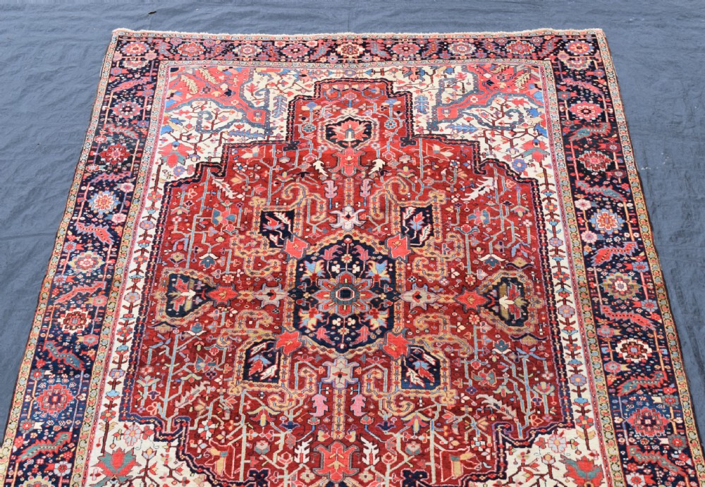An unusual antique roomsize Heriz carpet  410x293cm View VIII