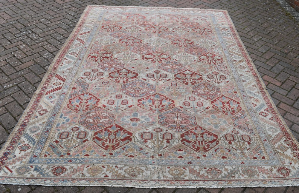 An Old West Persian Bahktiari small roomsize carpet 295x210cm