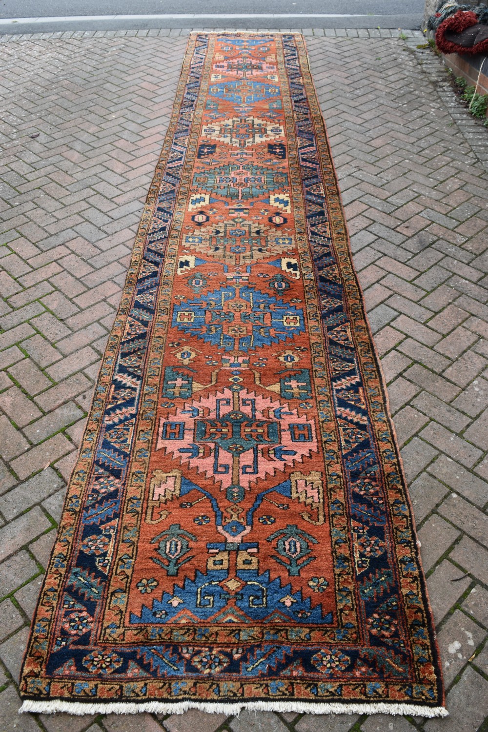 An antique Heriz runner of large proportions 523x100 cm View IV
