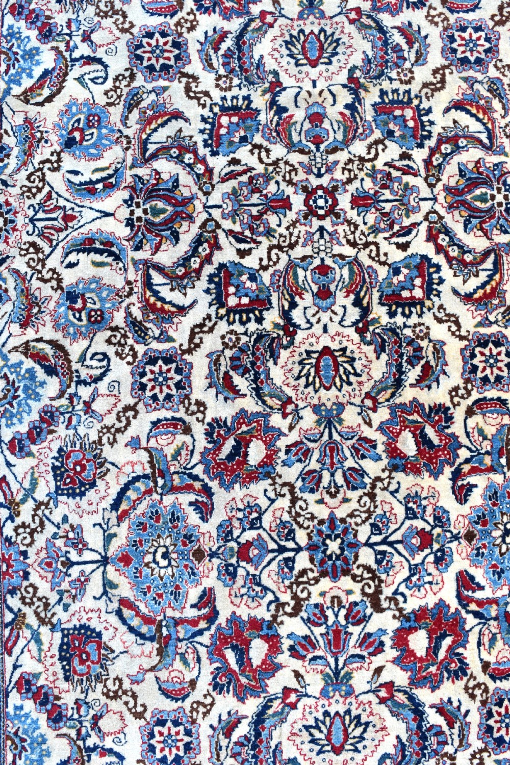 An exceptionally fine antique Isfahan carpet 278x190cm View III