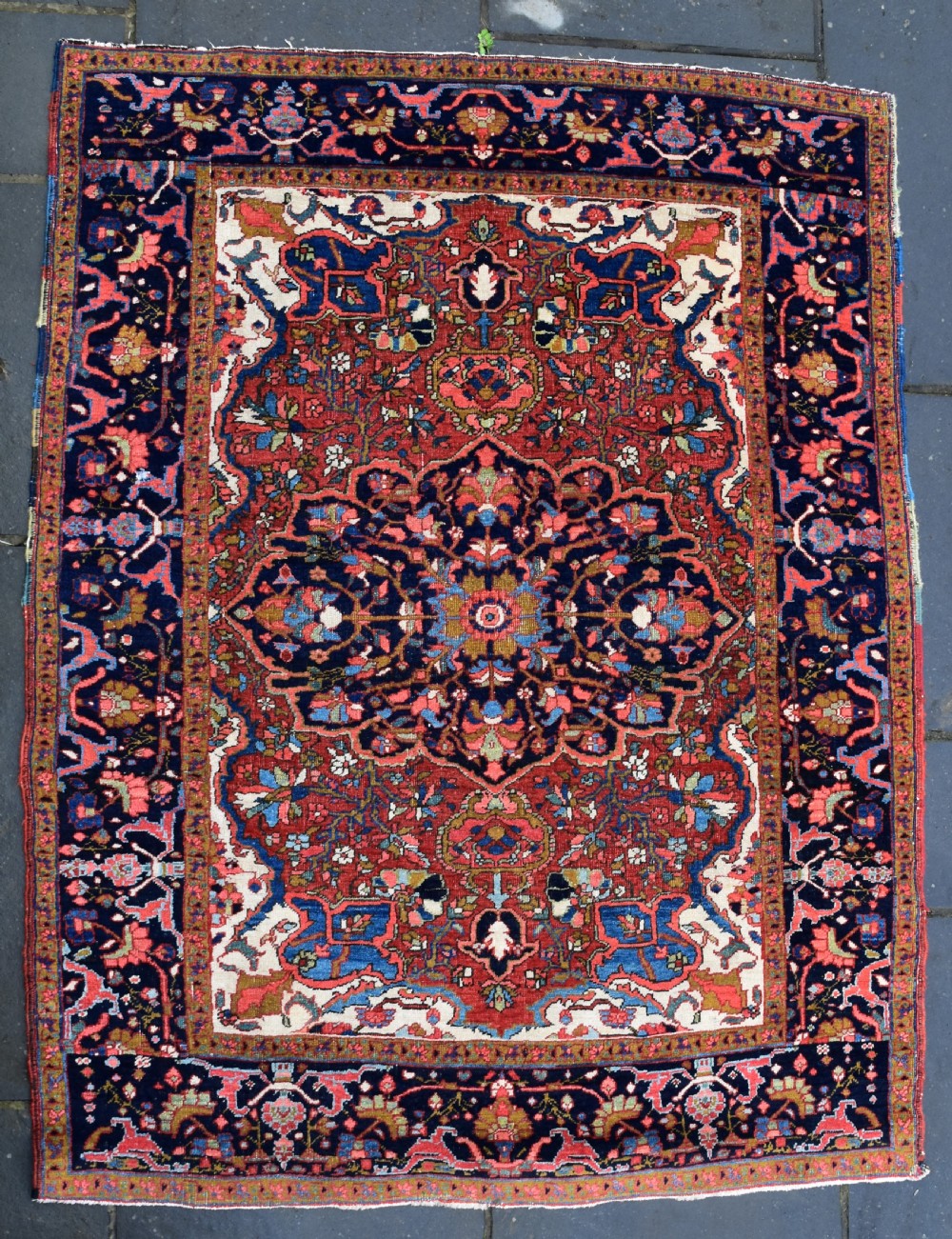 An antique Heriz rug 199x152cm