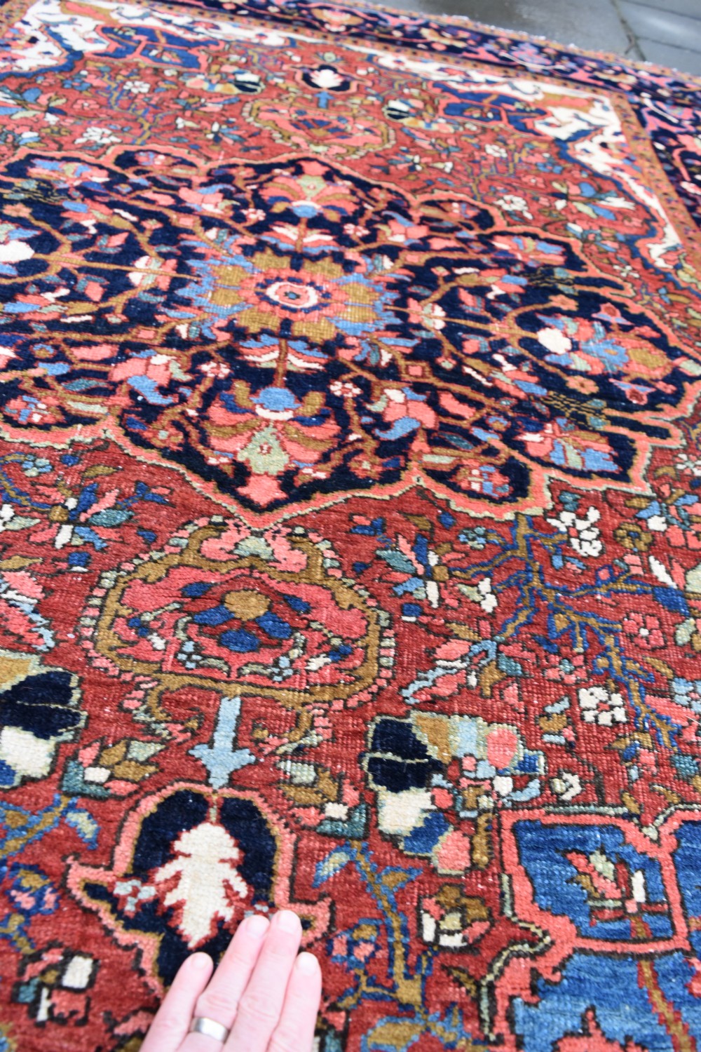 An antique Heriz rug 199x152cm View IV