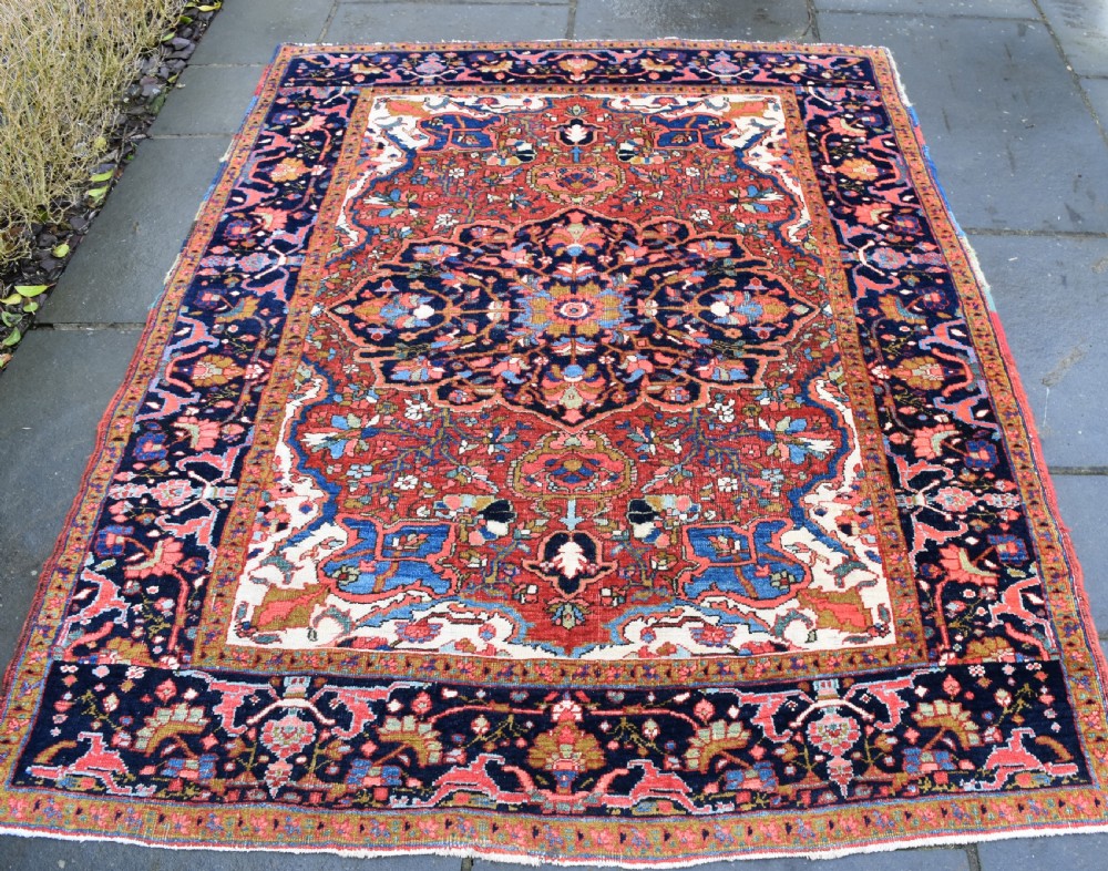 An antique Heriz rug 199x152cm View VIII