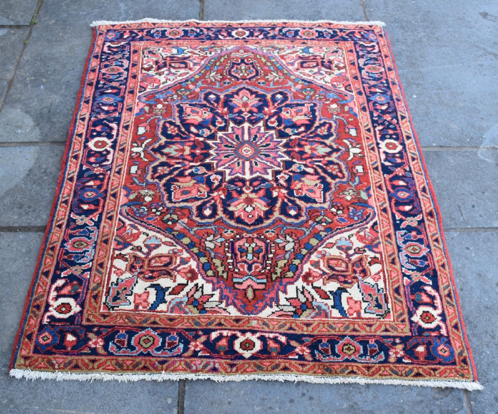 An antique Heriz rug 133x104cm View IV