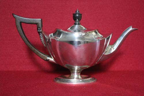 Silver Teapot, Goldsmiths & Silversmiths Co. 1903.
