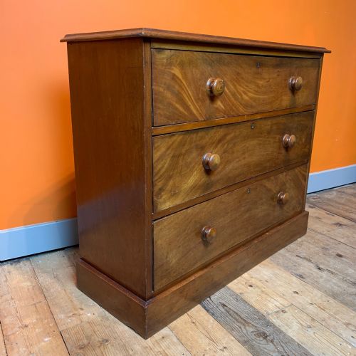 Compact Victorian Mahogany Chest of Drawers