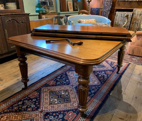 Victorian Mahogany Extending Dining Table with 2 Additional Leaves