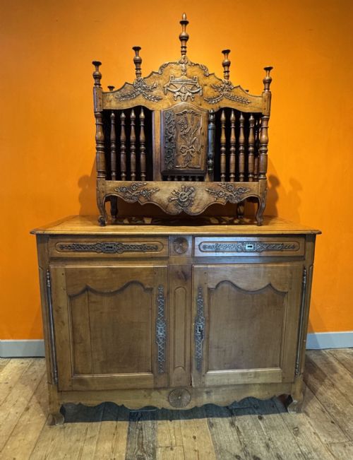 18TH CENTURY FRENCH CARVED WALNUT PANETIERE WITH TURNED FINIALS - ADDITIONAL PHOTO 3
