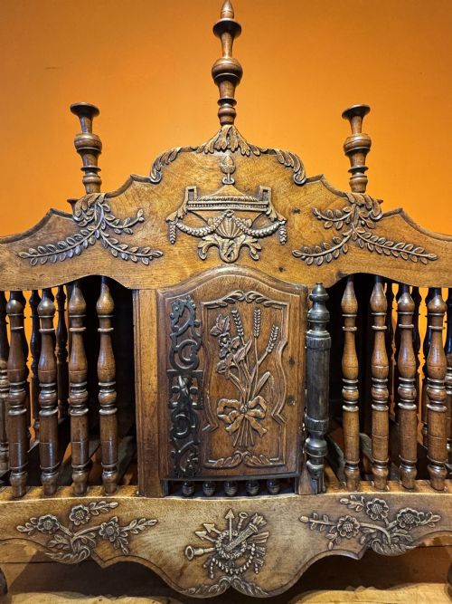 18TH CENTURY FRENCH CARVED WALNUT PANETIERE WITH TURNED FINIALS - ADDITIONAL PHOTO 4