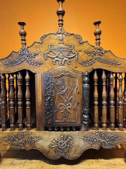 18TH CENTURY FRENCH CARVED WALNUT PANETIERE WITH TURNED FINIALS - ADDITIONAL PHOTO 8