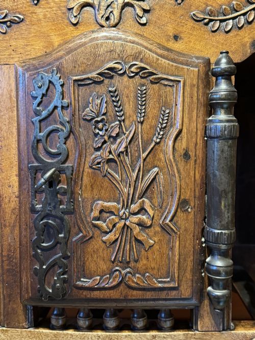 18TH CENTURY FRENCH CARVED WALNUT PANETIERE WITH TURNED FINIALS - ADDITIONAL PHOTO 9