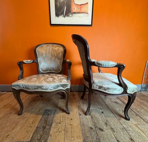 PAIR OF ANTIQUE FRENCH WALNUT ARMCHAIRS IN LOUIS XV STYLE - ADDITIONAL PHOTO 1