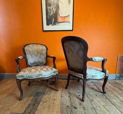 PAIR OF ANTIQUE FRENCH WALNUT ARMCHAIRS IN LOUIS XV STYLE - ADDITIONAL PHOTO 5