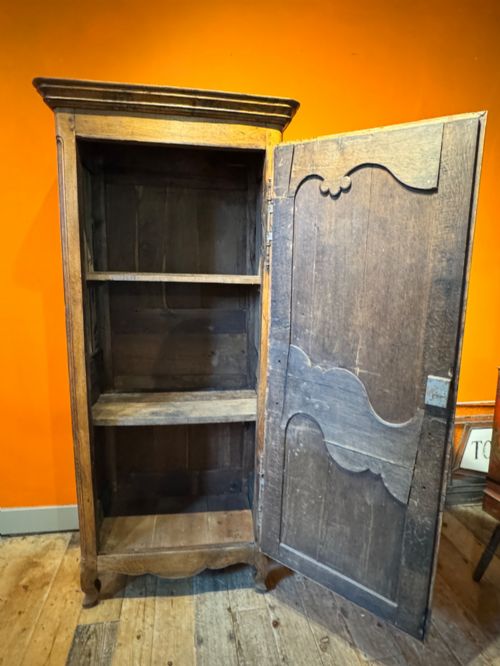 19TH CENTURY FRENCH OAK SINGLE DOOR ARMOIRE BONNETIERE IN LOUIS XV TASTE - ADDITIONAL PHOTO 9