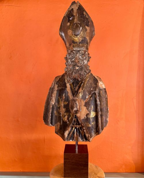ITALIAN 18TH CENTURY CARVED GILTWOOD ECCLESIASTICAL BUST OF A BISHOP