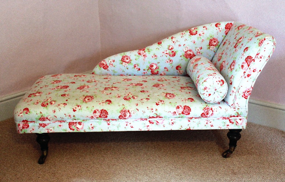 Small Victorian Child's Chaise Longue