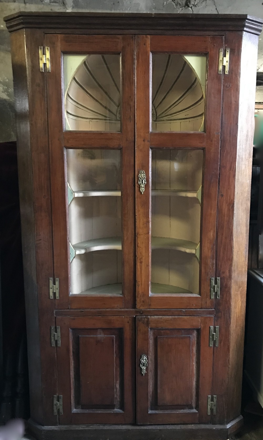 Georgian Oak Floor Standing Corner Cabinet / Cupboard