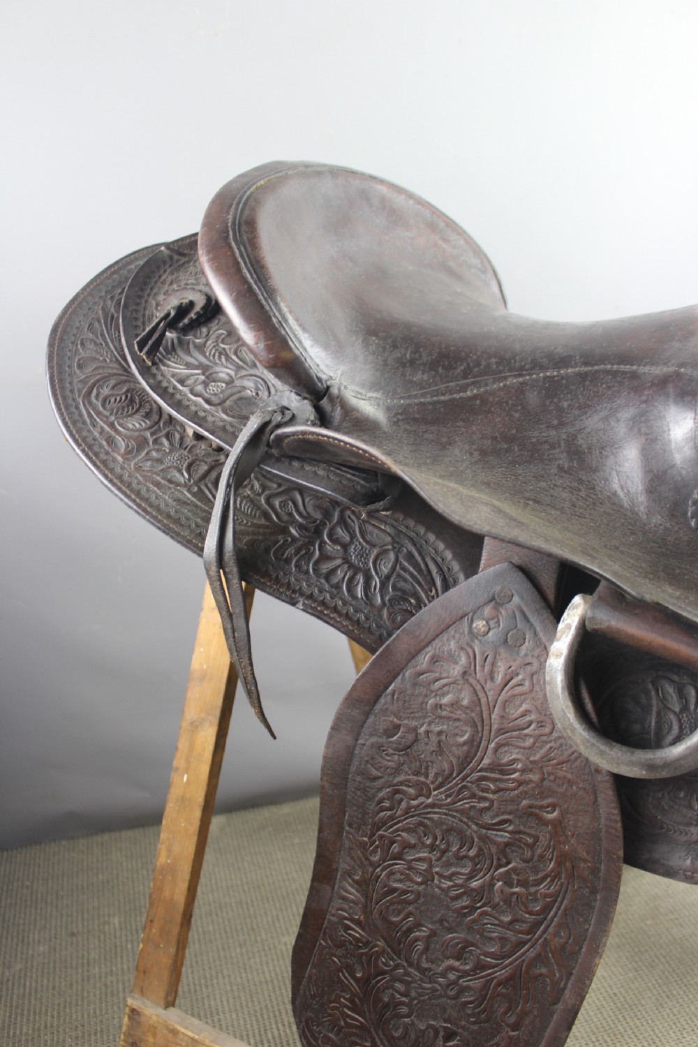 Vintage American Western Tooled Leather Trail Saddle View III