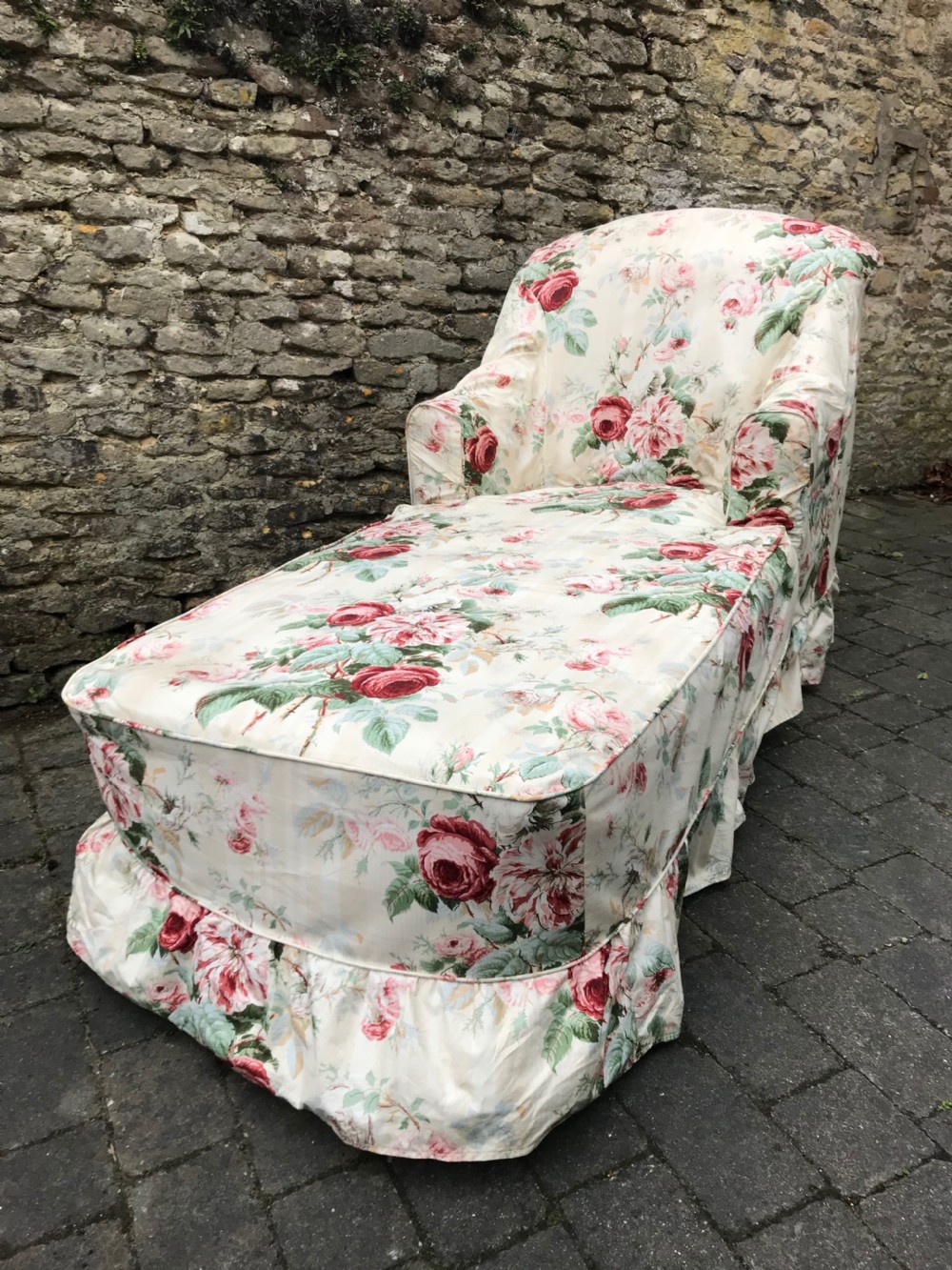 Large Country House Button Back Daybed / Chaise in the style of Howard & Sons View V