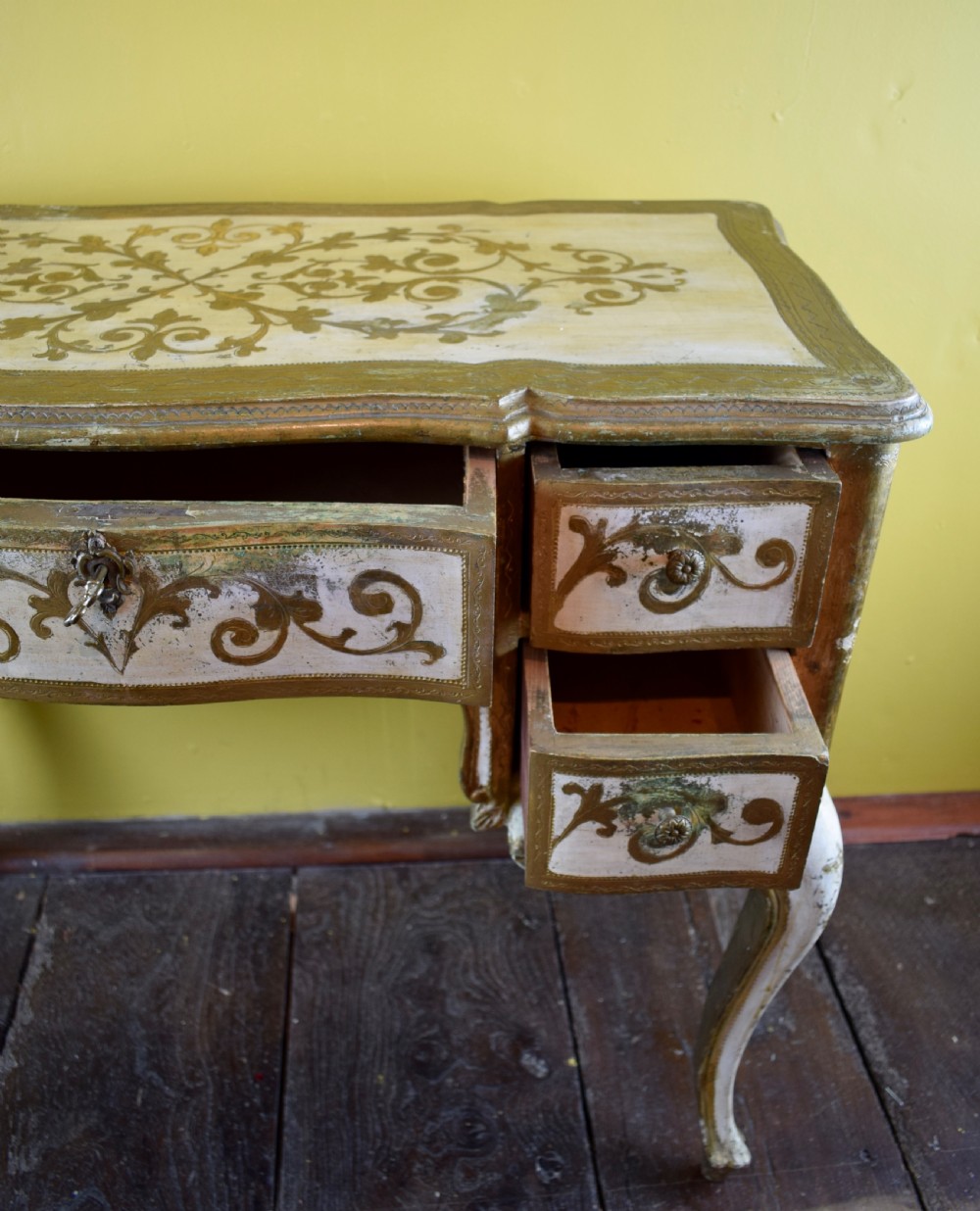 Vintage Italian Florentine Painted & Gilt Side Table View VI
