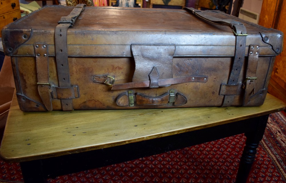 Exceptional Antique large leather suitcase with Chubb lock  View IV