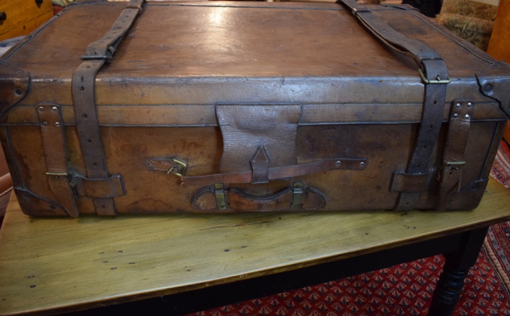 Exceptional Antique large leather suitcase with Chubb lock  View VI