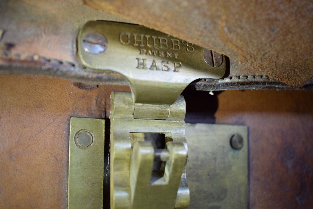 Exceptional Antique large leather suitcase with Chubb lock  View VII