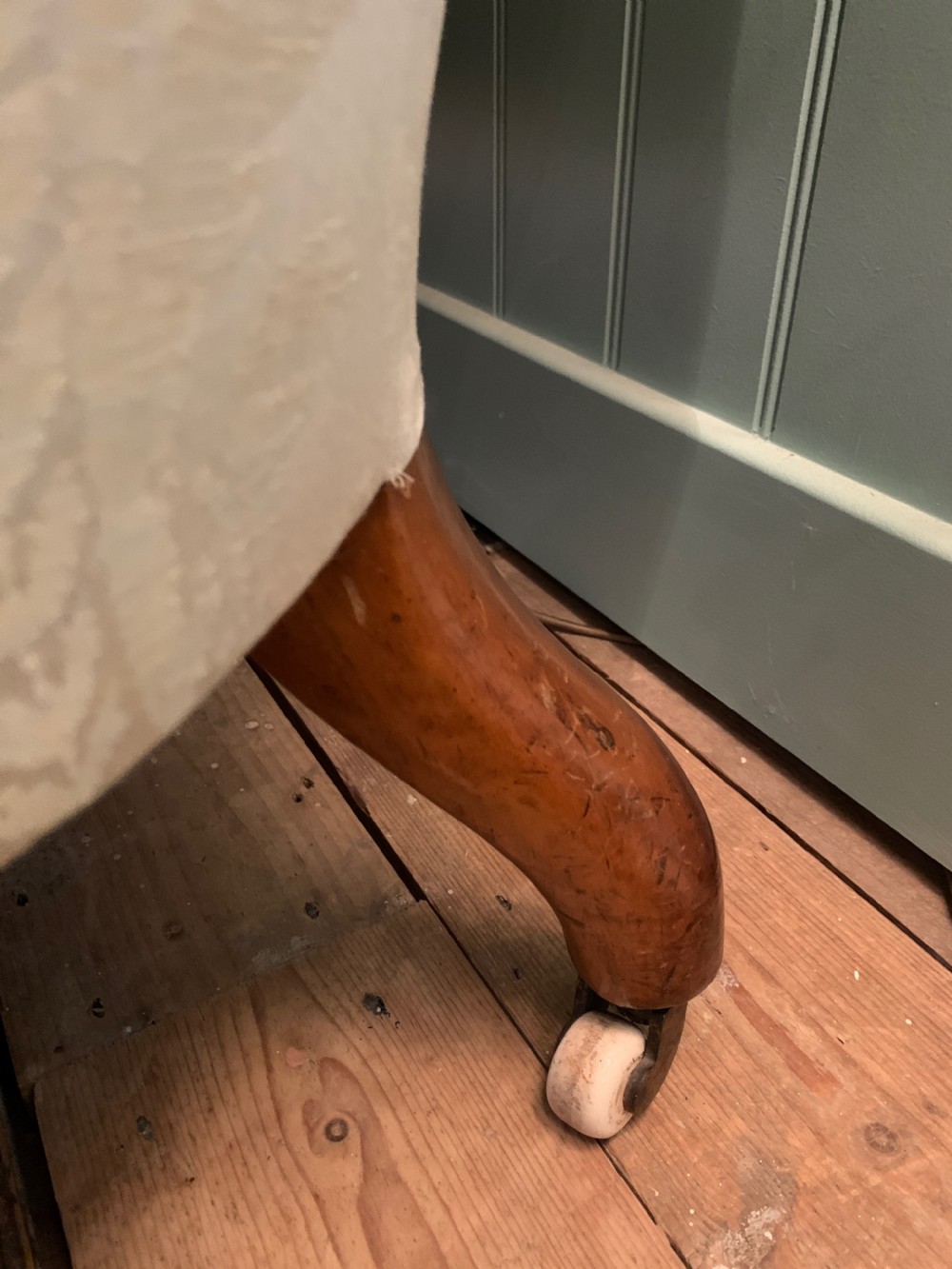 Superb quality Victorian walnut button back sofa View VII