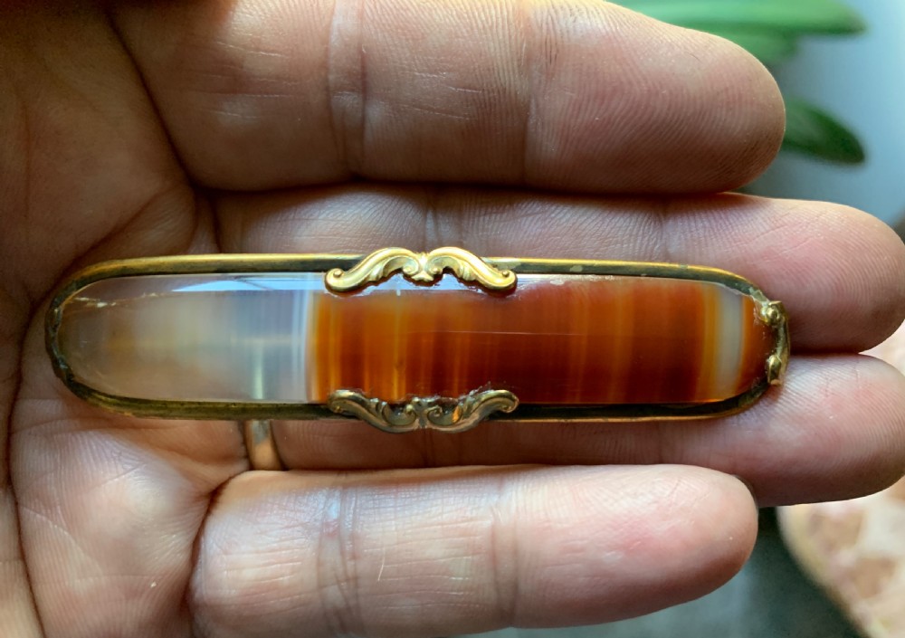 Victorian banded agate bar brooch View III