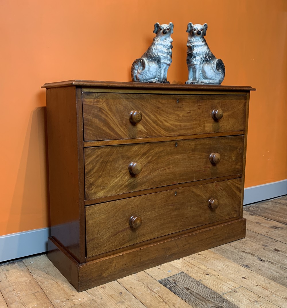 Compact Victorian mahogany chest of drawers  View II