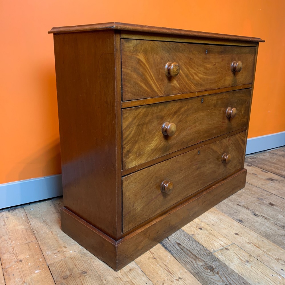 Compact Victorian mahogany chest of drawers 