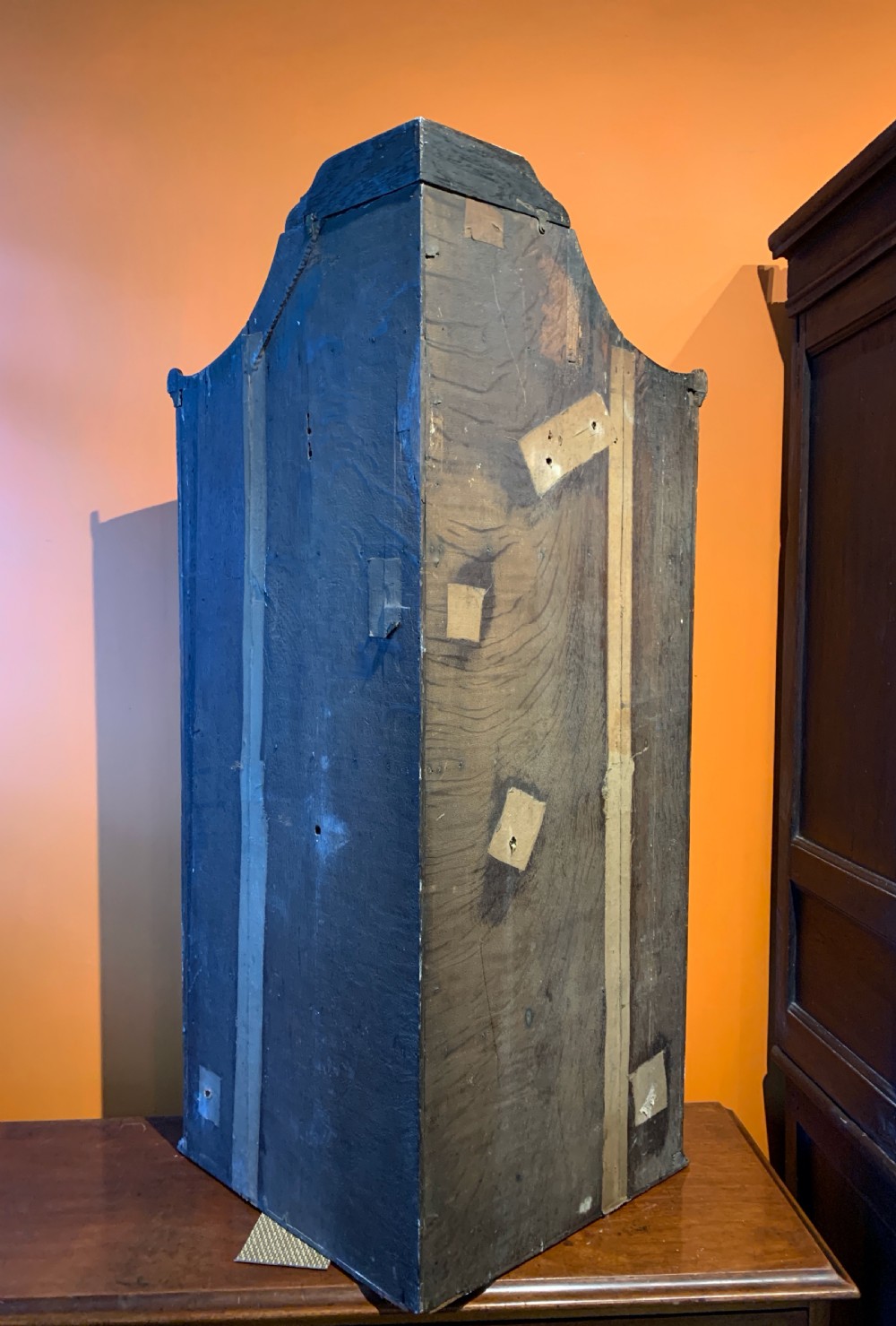Georgian chinoiserie decorated japanned corner cupboard View IX