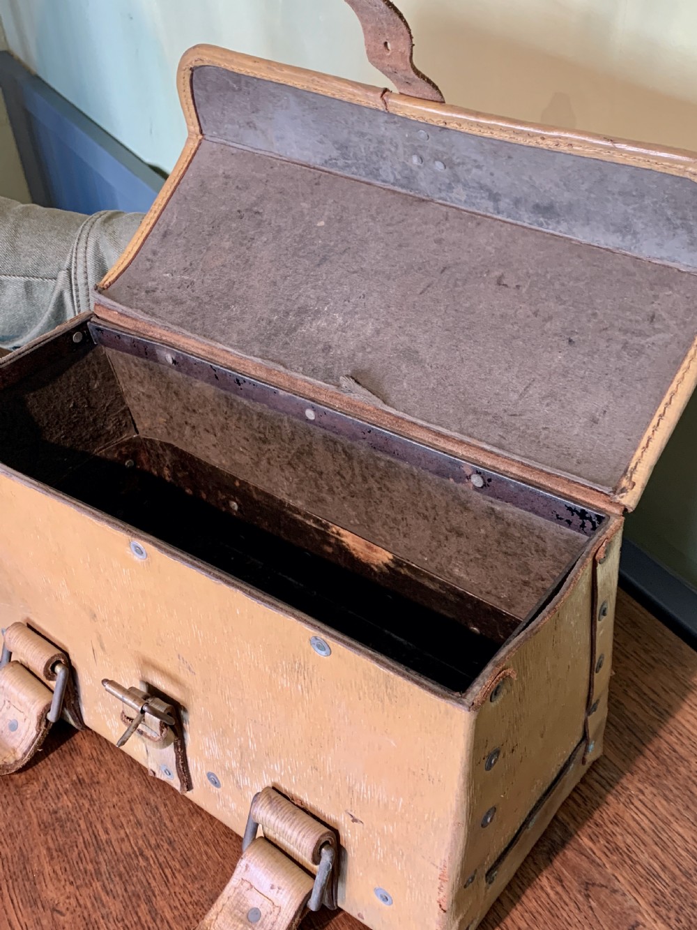 War Department riveted leather tool bag View VI
