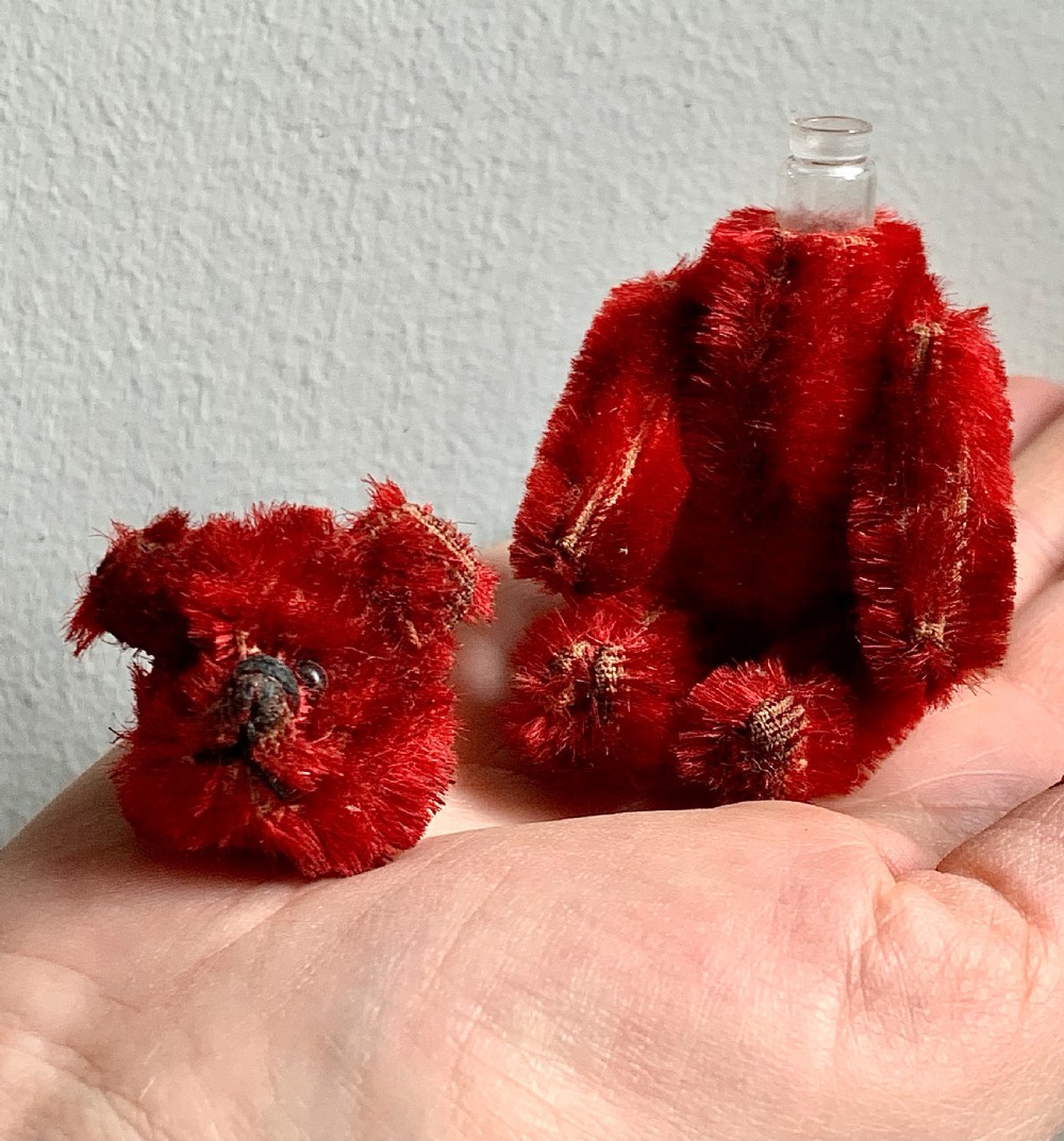 Schuco (Schreyer & CO) red Piccolo bear scent bottle  View IV