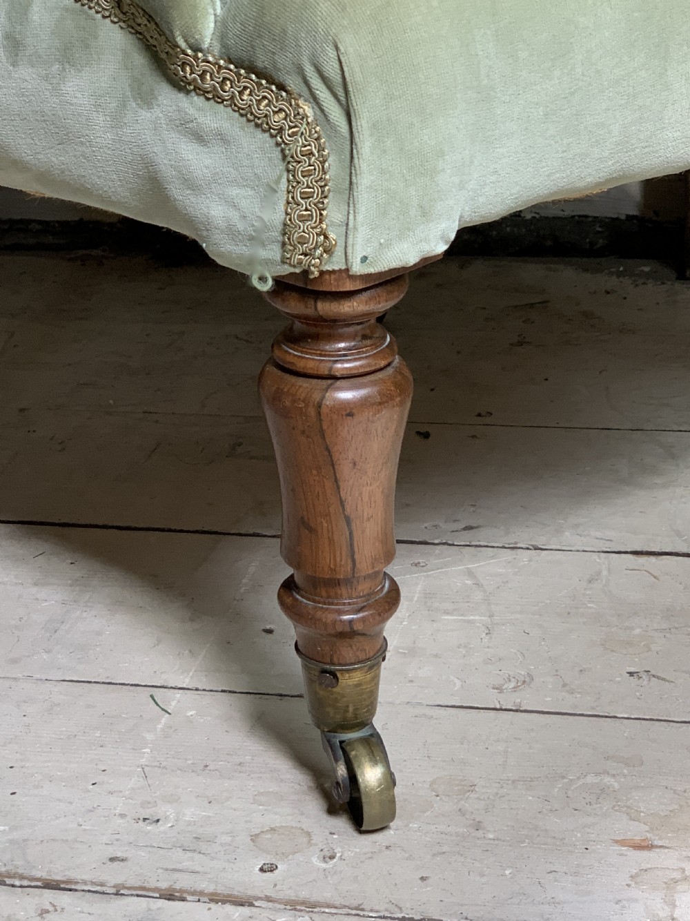 Good quality Victorian tub back occasional chair with rosewood legs View II