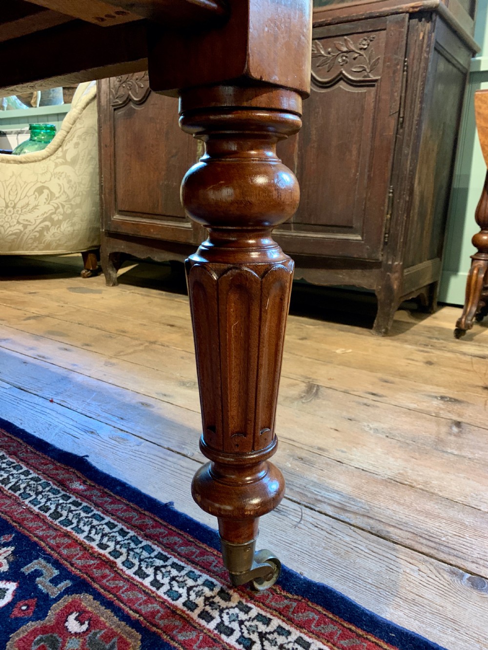 Victorian mahogany extending dining table with 2 additional leaves View IV