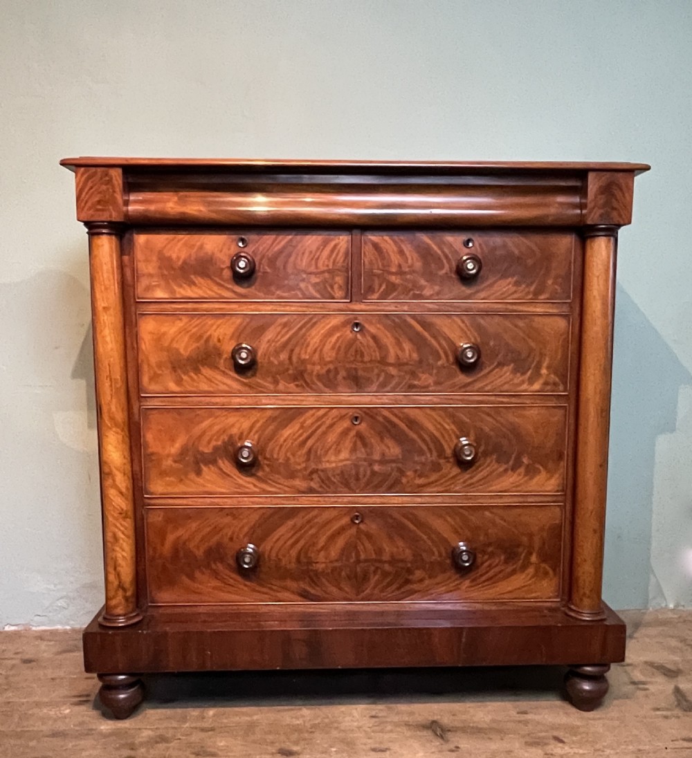 Victorian mahogany chest of drawers of column corners