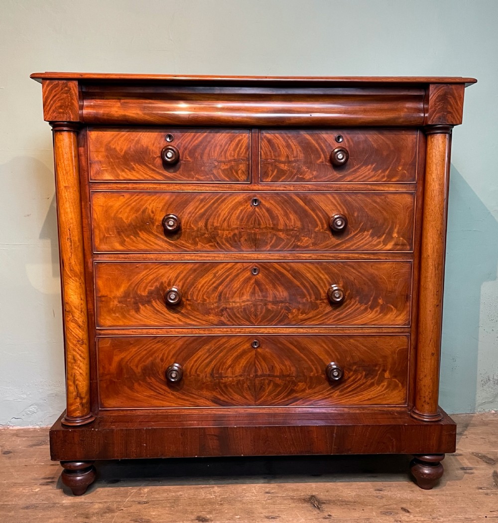 Victorian mahogany chest of drawers of column corners View II