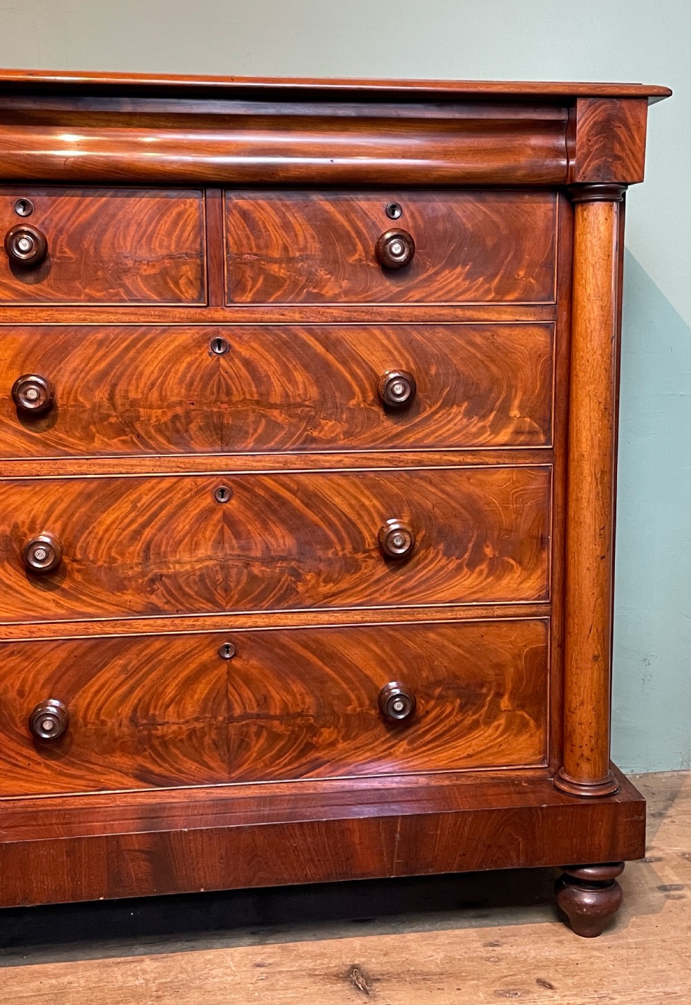 Victorian mahogany chest of drawers of column corners View III